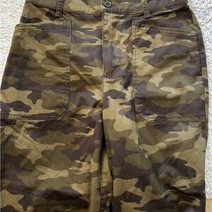 NWT Universal Thread Women’s Size 2 Camouflage utility pants